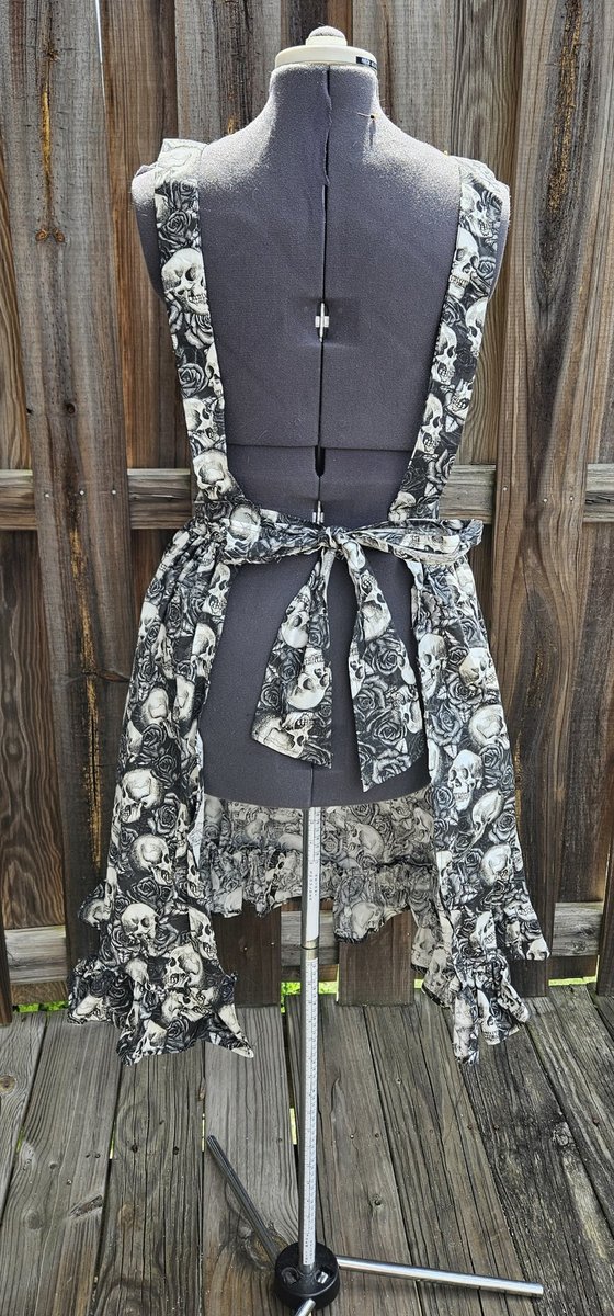 Skull and Roses gray scale apron