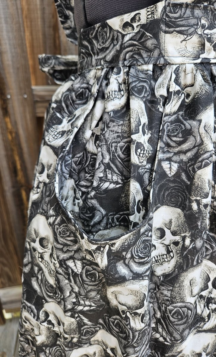 Skull and Roses gray scale apron