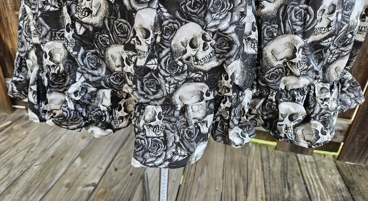 Skull and Roses gray scale apron