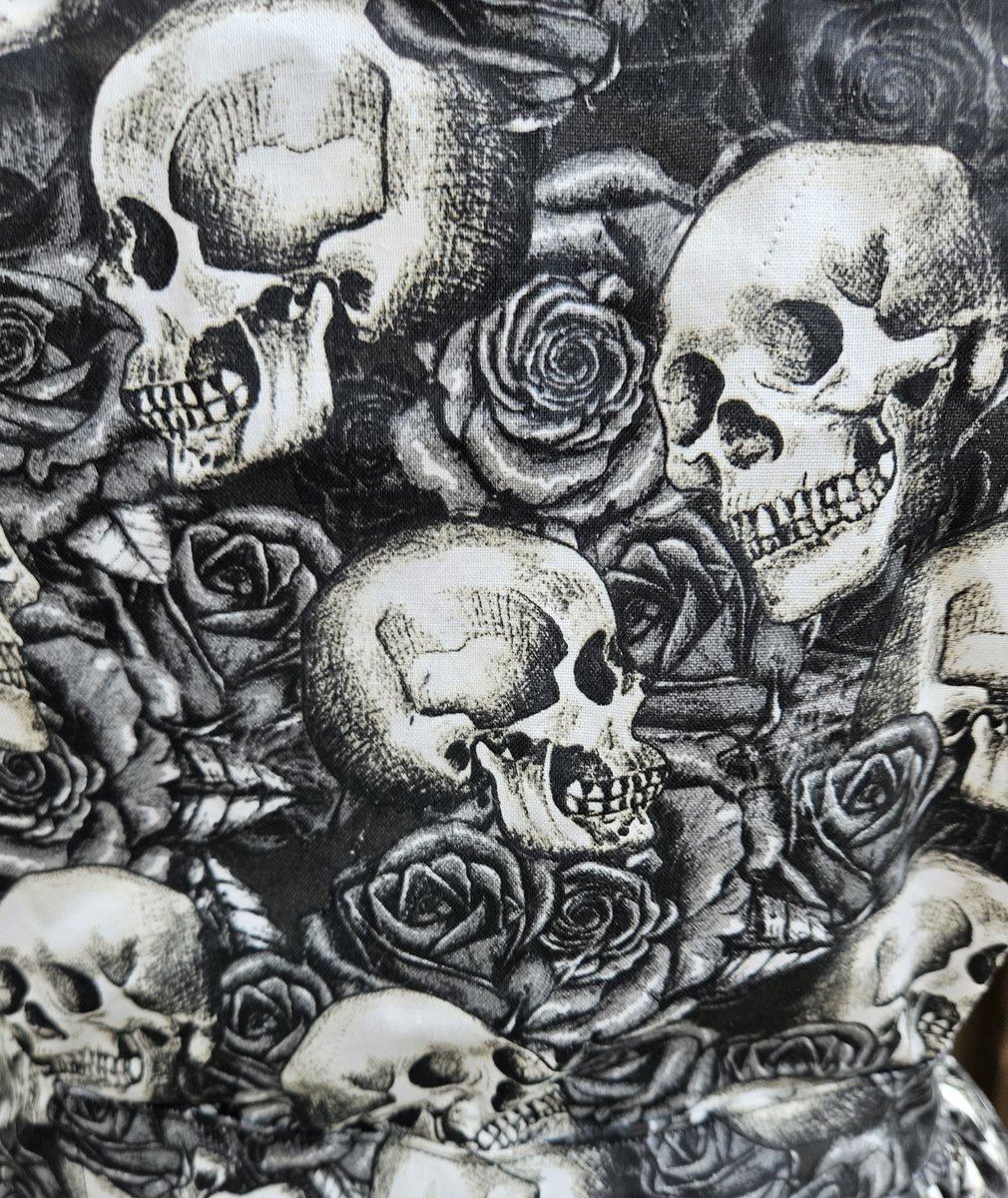 Skull and Roses gray scale apron