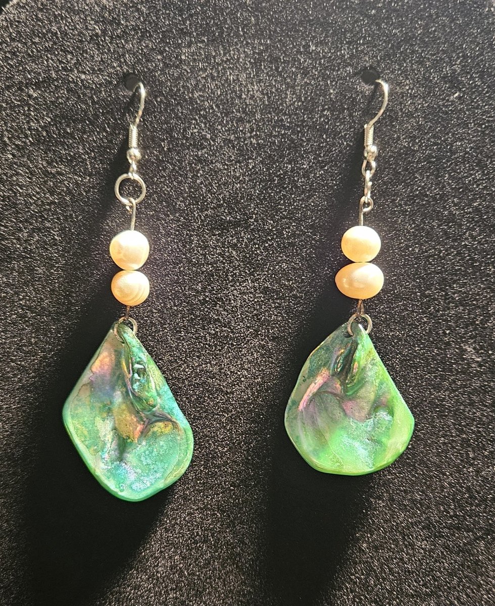 Green shell and freshwater pearl earrings 