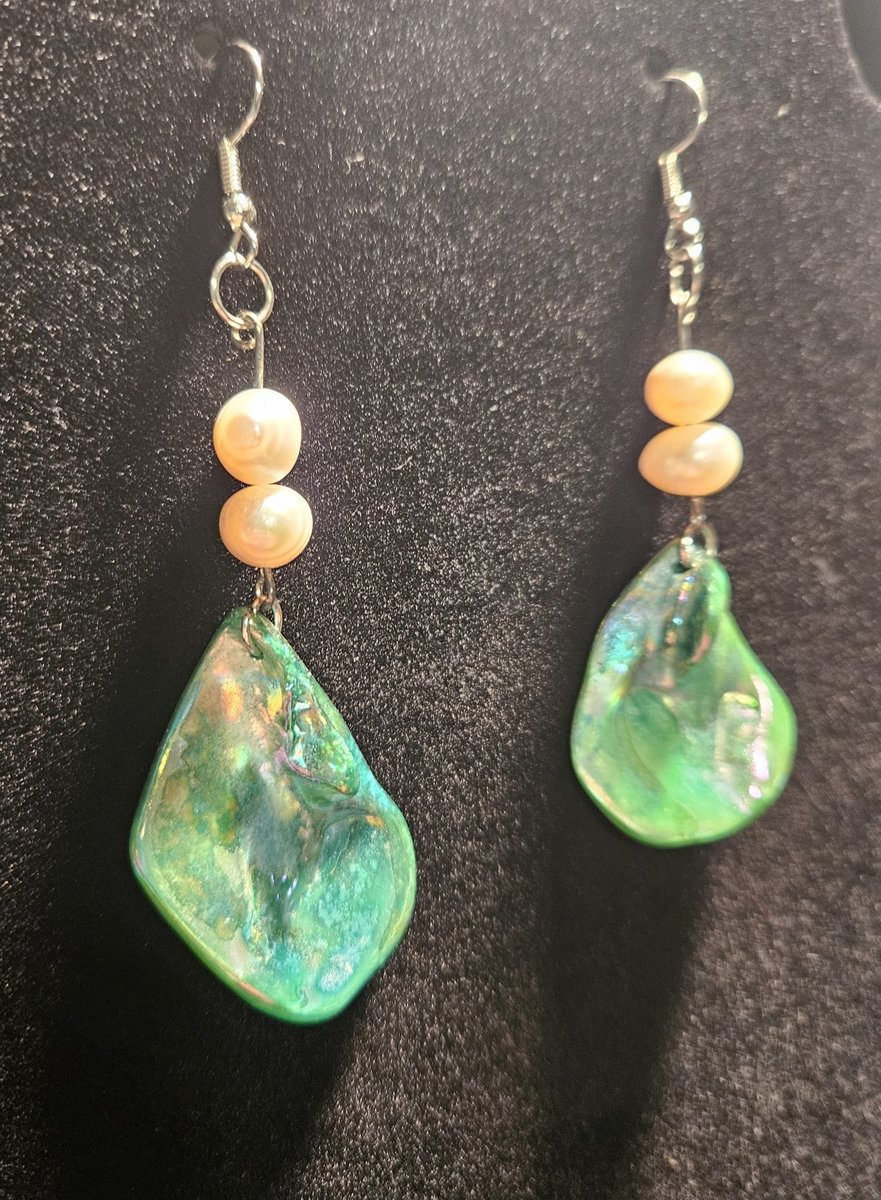 Green shell and freshwater pearl earrings 