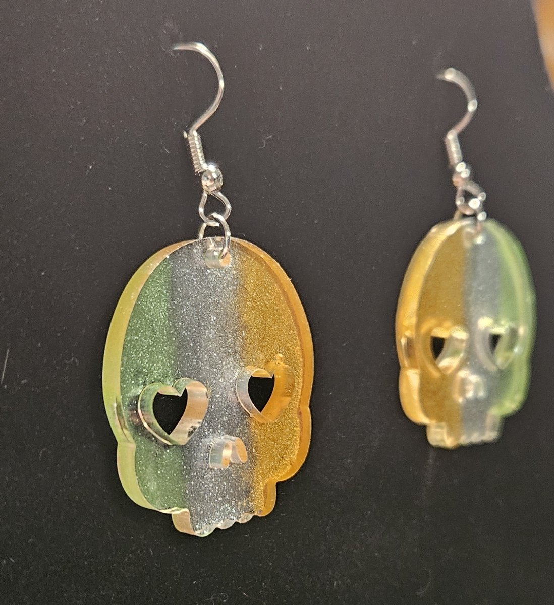 Heart eye skulls