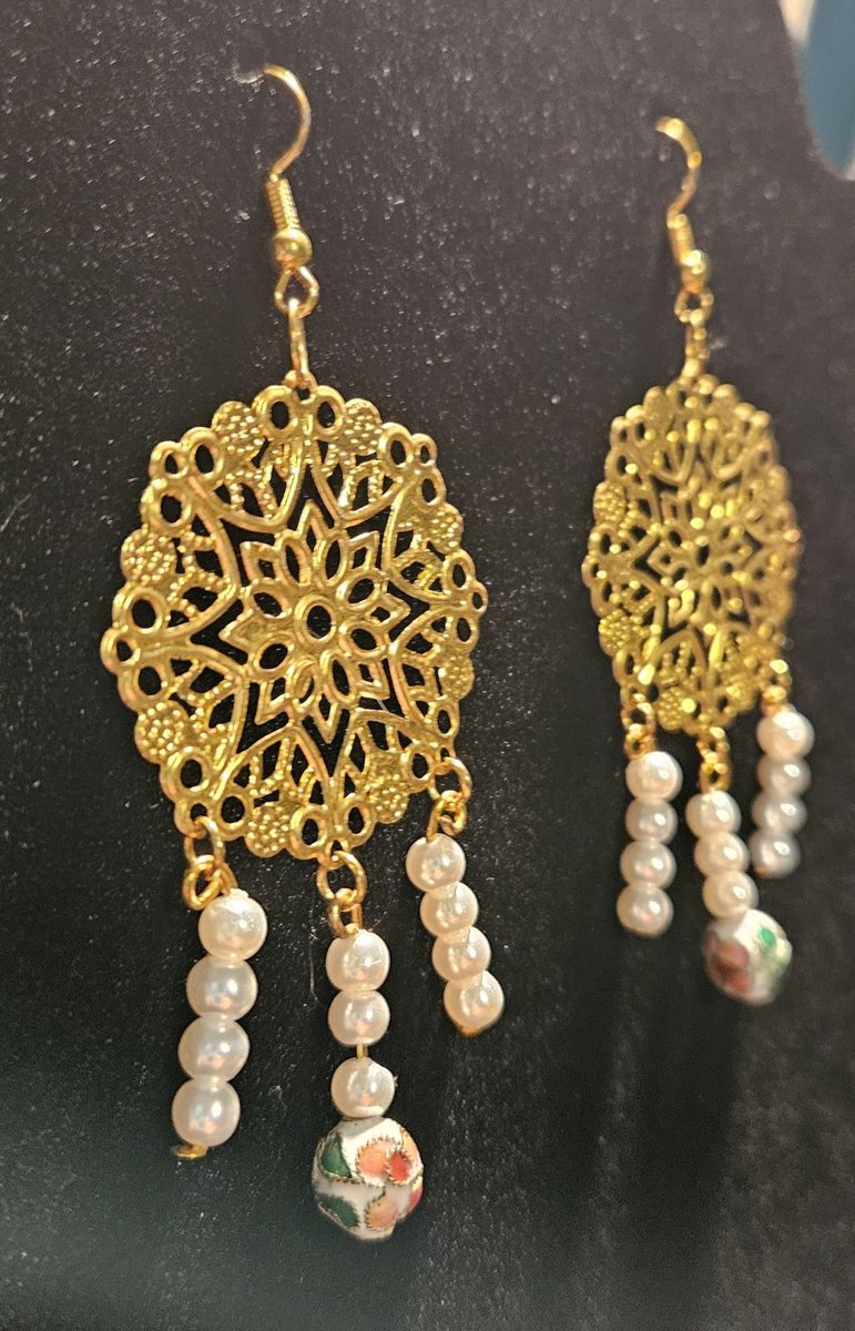 Gold and pearl earrings 