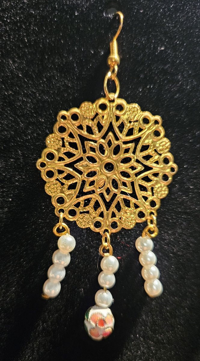 Gold and pearl earrings 