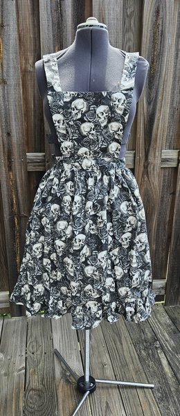 Skull and Roses gray scale apron