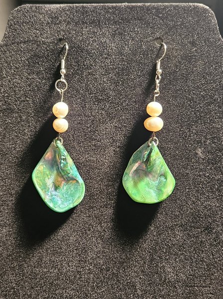 Green shell and freshwater pearl earrings 